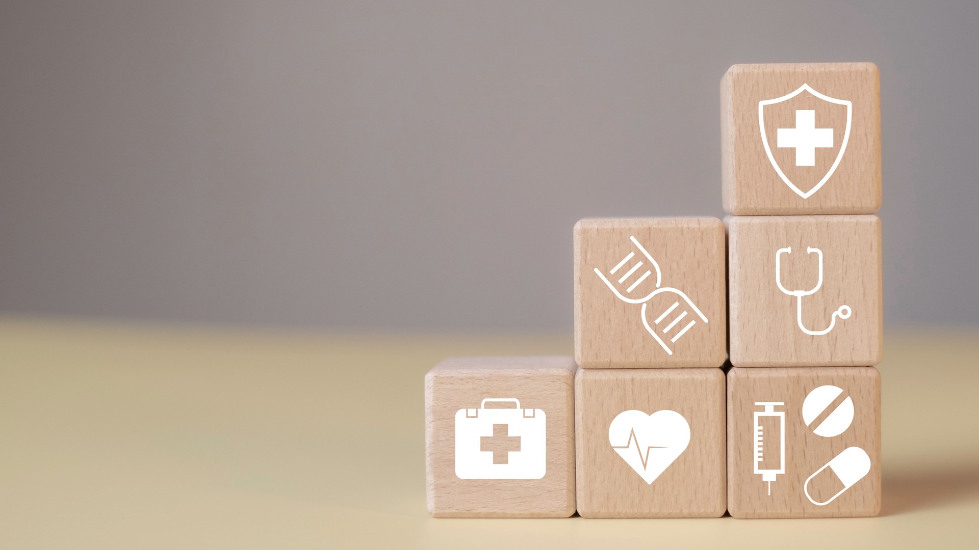 Cobertura de seguro de vida y salud, servicios de atención médica y protección, apoyo sanitario en bloques de madera, acceso al médico y planes de seguro integrales para el bienestar personal y la tranquilidad.